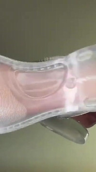 Pink Foxx Dans Des Tongs Transparentes