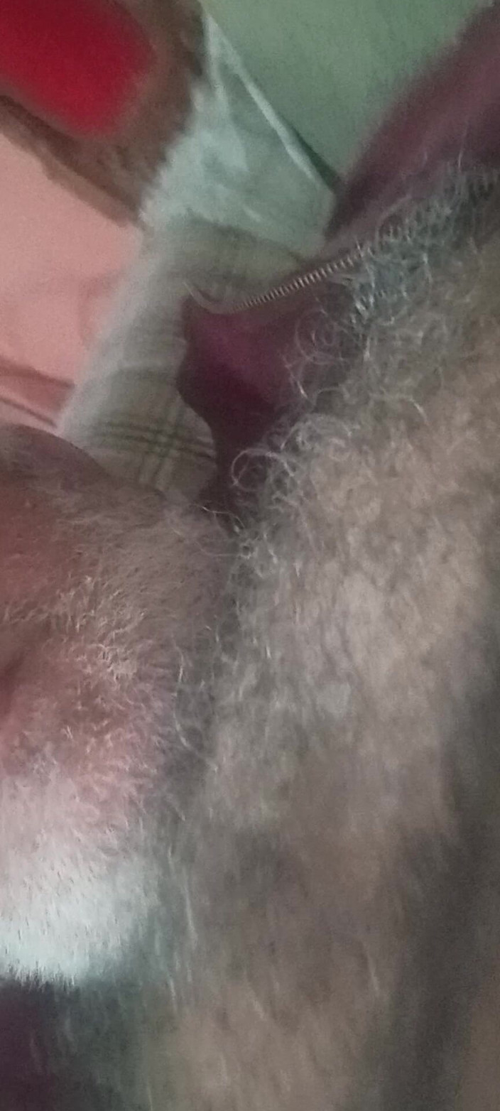 Paizao: Zabawa z moim bardzo grubym owłosionym penisem w klatce piersiowej