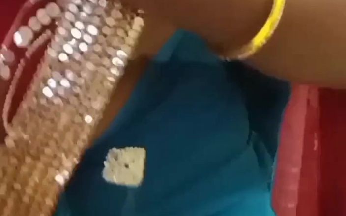 IndianHotwifeX: Exotická zahýbající manželka škádlí milence v růžové podprsence Saree Navel Show...