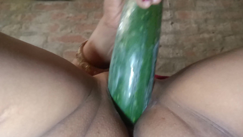 jayabhabhi: Esposa india del pueblo masturbándose con vegetal