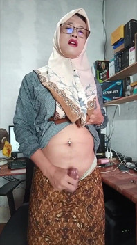 Masturbacja hidżabu Ladyboy Cums