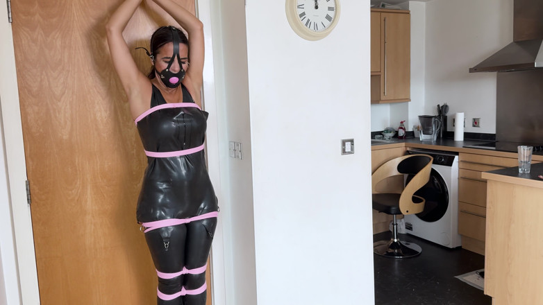 Latina Fetish: Dendam submisif: Latex Dominatrix, Ratu Latina dalam hogtie bertumit melampau (4K)