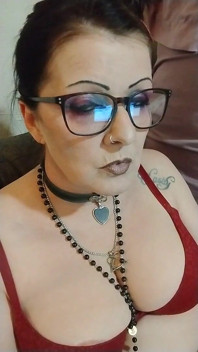 Une MILF fume dans un soutien-gorge