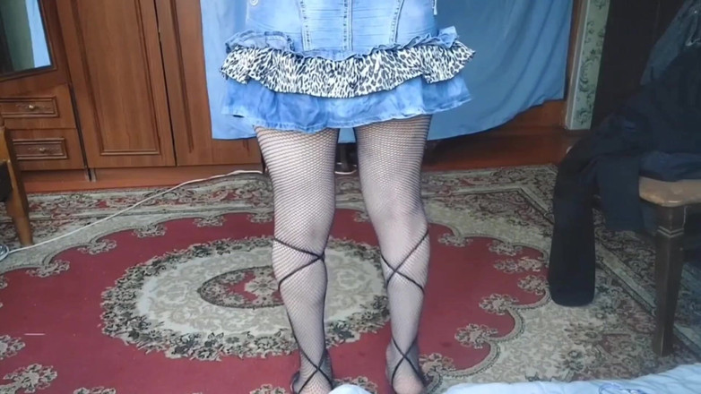 Kitty_Cross: Simpatico ragazzo effeminato che tira un maglione oversize su gambe...