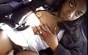 Java Consulting: Чернокожей девушке втирают в ее мокрую пизду пальцами на заднем сиденье машины
