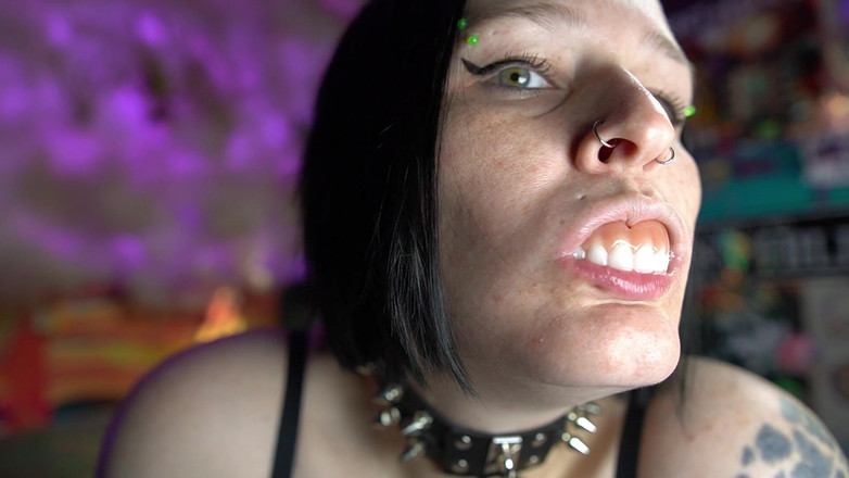 GothBunny6669: Сексуальний гот грає зі своїми зубними протезами