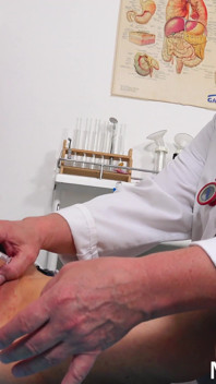 Zkouška staré kundičky - měření vaginální teploty nahé zralé ženy