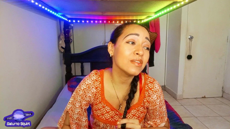 Saturno Squirt: Aku lagi asik fingering memek cewek semok latinaku sampai meringis...