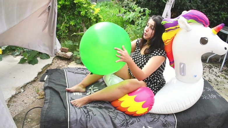 Bunny Looner: În aer liber ride to Pop on Unicorn gonflabil - Bunny...