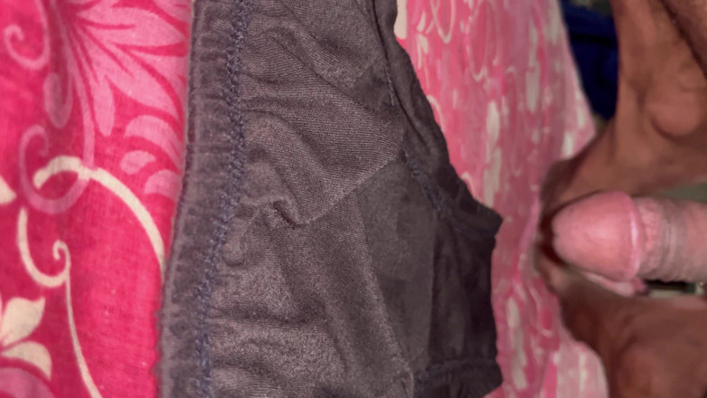 Cumlover35804: Saya memancut mani pada seluar dalam hitam makcik saya Sangeeta.