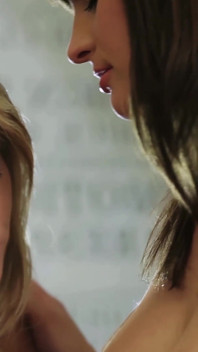 Sex lesbian senzual cu brunetă cu țâțe mari și matură sexy blondă