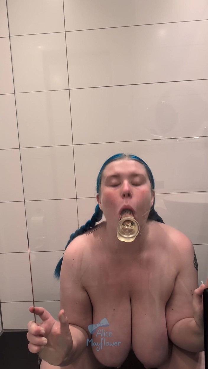 Alice_Mayflower_Scottish: Kongkek mandi dan hisap- awek solo