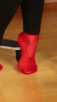 Bas rouges, talons hauts et legging noir taquine