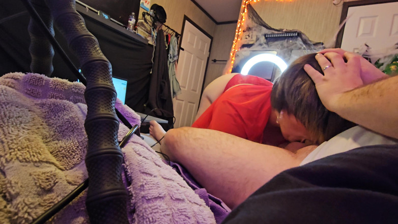 Funhousewife69: Krmí mě svým ptákem, dokud se nevystříká do mého krku