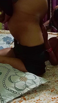 Sorellastra arrapata seema completo Masti con un uomo mascherato in lingerie e letto condiviso per creampie sesso bollente