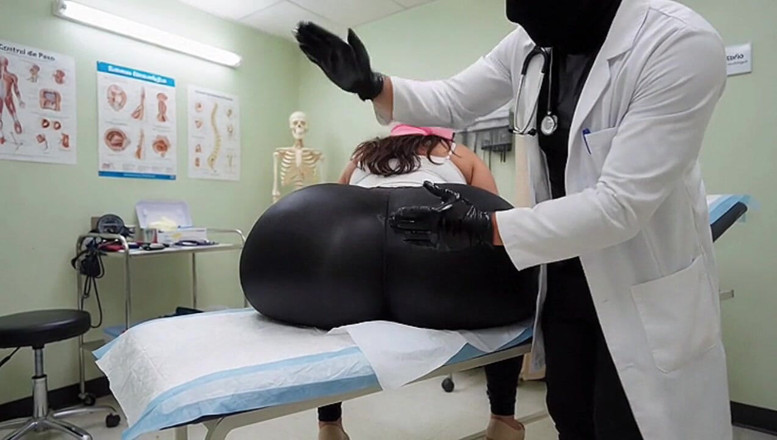Xprohibidox1: Une doctoresse masquée fait un massage des fesses à l’huile perverse à...