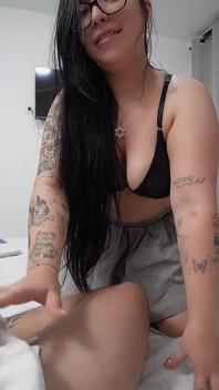 Hodina anatomie končí intenzivním sexem a moje kamarádka zjistí, jak se jí zvlhčuje kundička