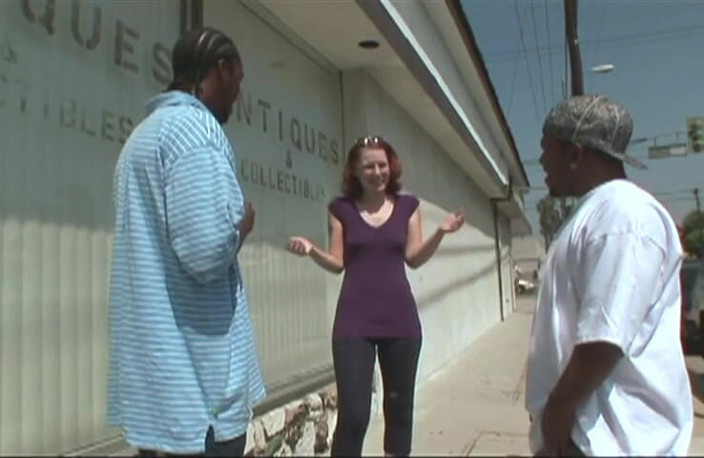 VOP Interracial: Dulceață roșcată este futută în 3 cu o pulă neagră după ce...