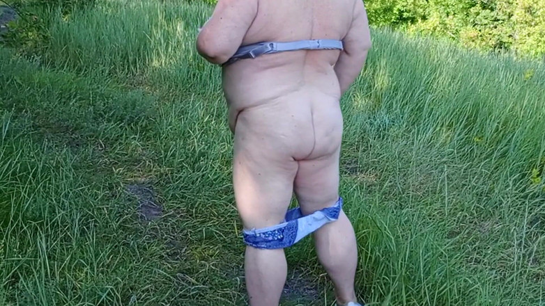 Zona901: De buurvrouw kleedde zich uit in het park en pist