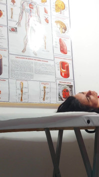 Gynekolog strčí robertek do kundičky, prsty v zadku a šuká pacienta!