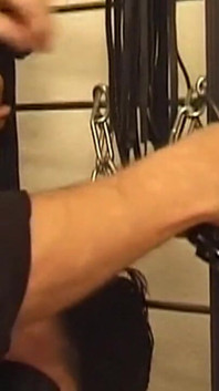 Une brune mature soumise se fait pincer et fesser