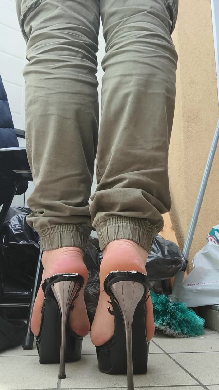 Mutsakin: Ngentot sepatu hak tinggi dan kaki seksi