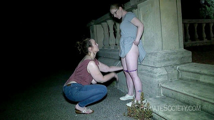 Private Society: Ay ışığında beni yala