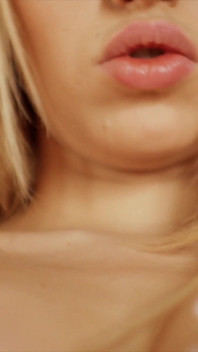 Gorąca węgierska laska Aleska Diamond bierze dildo w górę jej tyłek