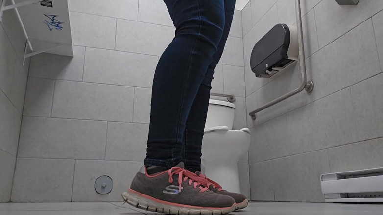 Nerdy_faery: Tiga kencing, dua toilet