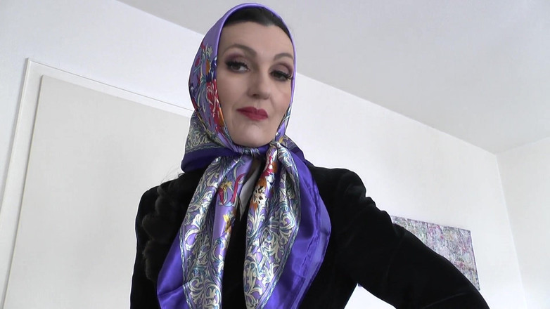 Lady Victoria Valente: 우아한, 반짝이는 새틴 헤드스카프 패션쇼 JOI, 레이디 빅토리아 발렌테