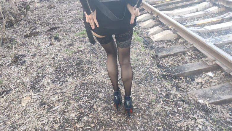 AnGelya G: 穿着高跟鞋和丝袜在火车上操辣妹