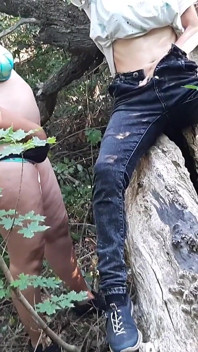 Je regarde mes deux copines se masturber dans un endroit en plein air et je m’assure que personne ne les attrape - lesbian-candys