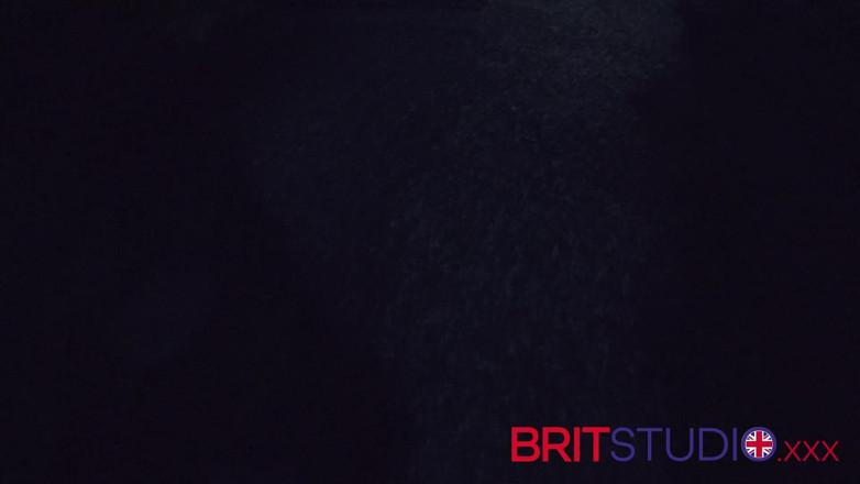 Brit Studio: แกแอบดูเพื่อนบ้านอาบน้ำ