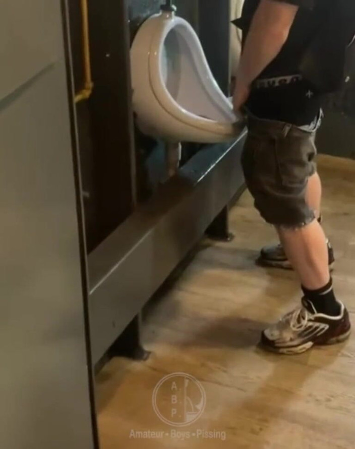 AmateurBoysPissing: Мужика застукали в публичном писсуаре в любительском видео (он не может пописать, поэтому он предпочитает дрочить)