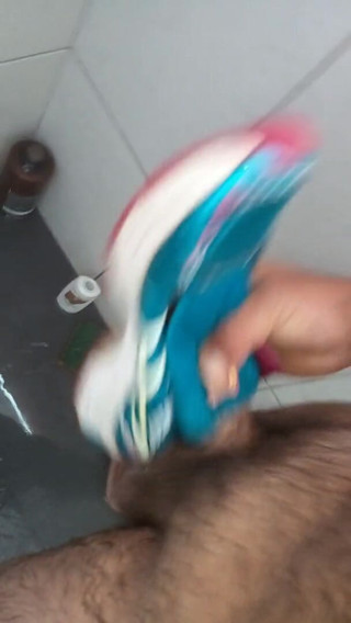 Sneakerfetish_BR: Le sneakers si scopano Asics in bagno