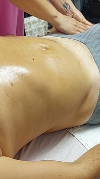 Surpriză de ejaculare în timpul masajului! Maseuza blondă cu țâțe mari l-a făcut pe clientul ei să ejaculeze în lenjerie intimă