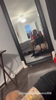 Sexy troia bionda succhia il cazzo allo specchio
