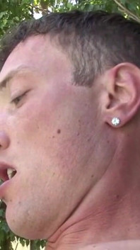 Sexy mladí přátelé kouří v bazénu