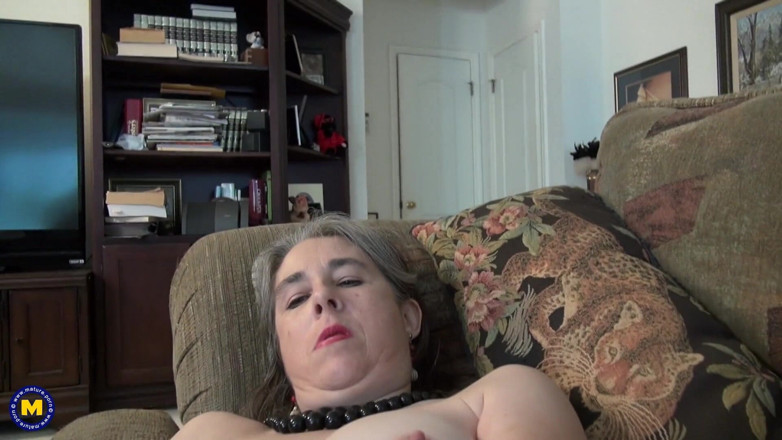 Mature NL: Mature gets orgasm when masturbates pussy