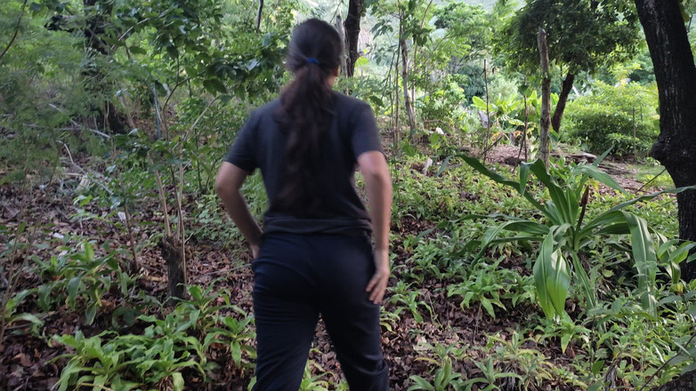 SugarPose: Latina Blinkar Sina Bröst Och Röv Utomhus