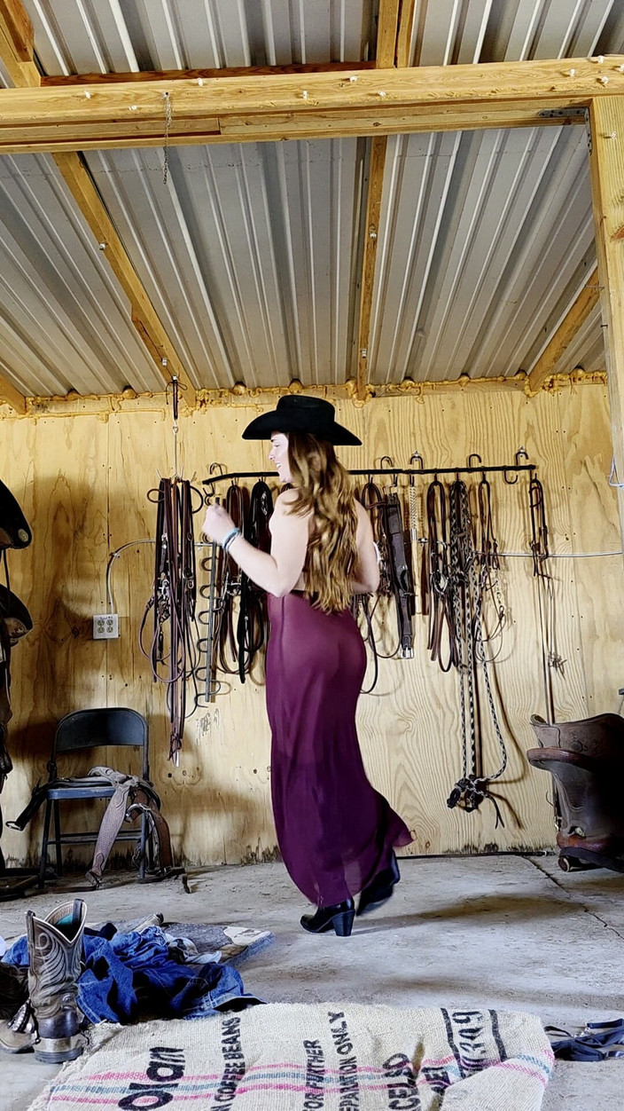 NaughtyRedFarmgirl: Руда одягає прозору сукню