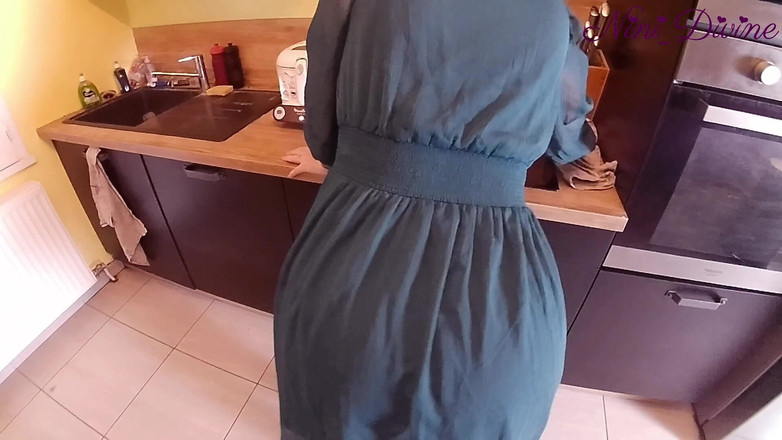 Nini Divine: 부엌에서 따먹히기 위해 큰 팬티를 옆으로 당기는 관대한 소녀!