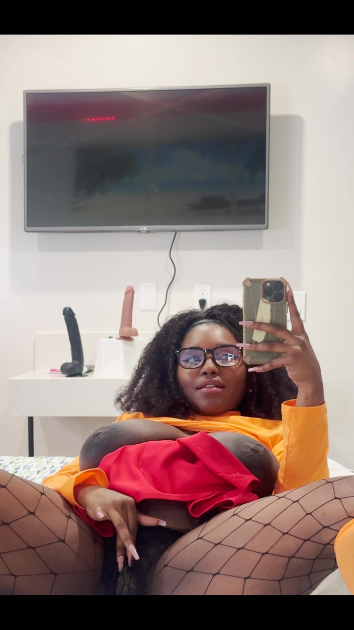 Shel Cierra: Tits Out, Pussy Wet