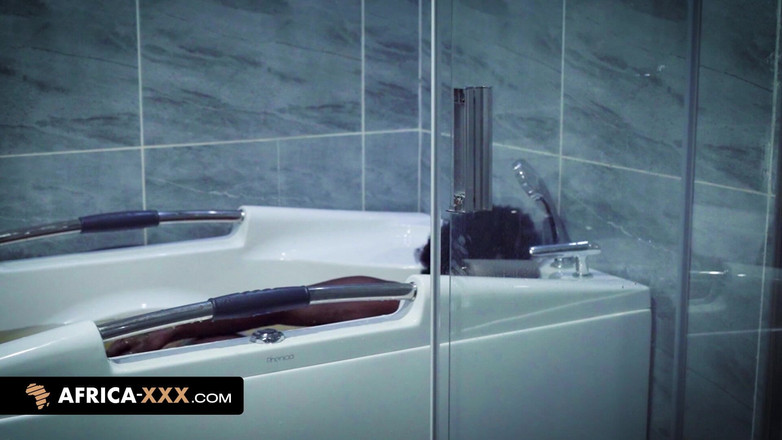 Africa-XXX: Solo in der badewanne