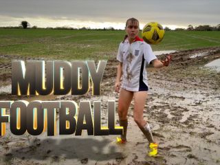 Wamgirlx: Muddy Football Practice (calcio femminile)
