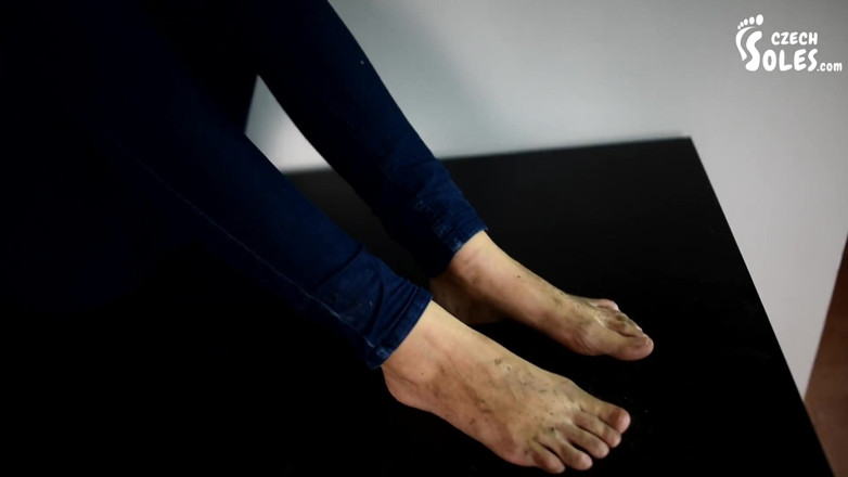 Czech Soles - foot fetish content: ソフィーの足は裸足で歩くととても汚れています