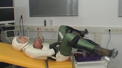 Rubber & Clinic Studio - 1ATOYS: Versauter maschinenfick in gummi auf dem frauenstuhl