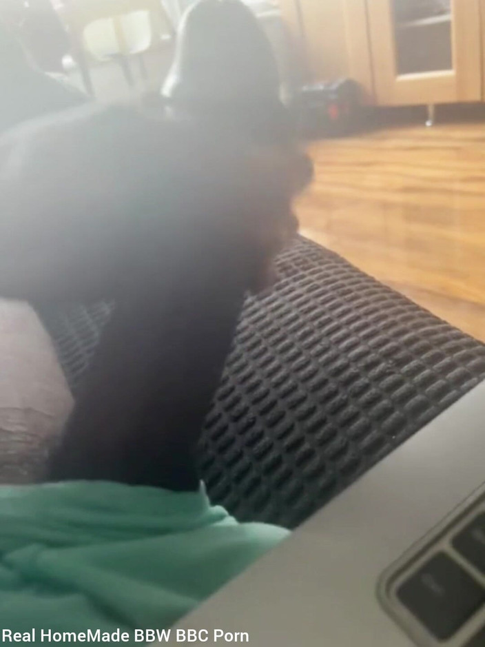 Big black cock BBCee: Mângâindu-mi pula mare și neagră uitându-se la porno