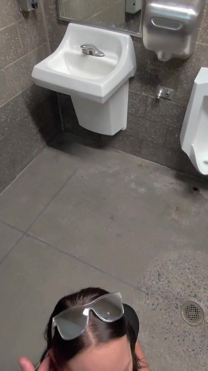 Mya Lane: Ehefrau schleicht sich in die toilette der tankstelle, um gefickt...