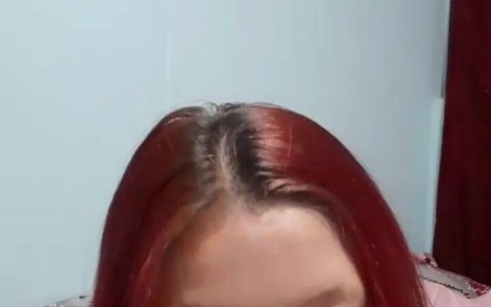 Eu-Girl: Vzrušující hudba, zrzka masturbuje a saje ptáka